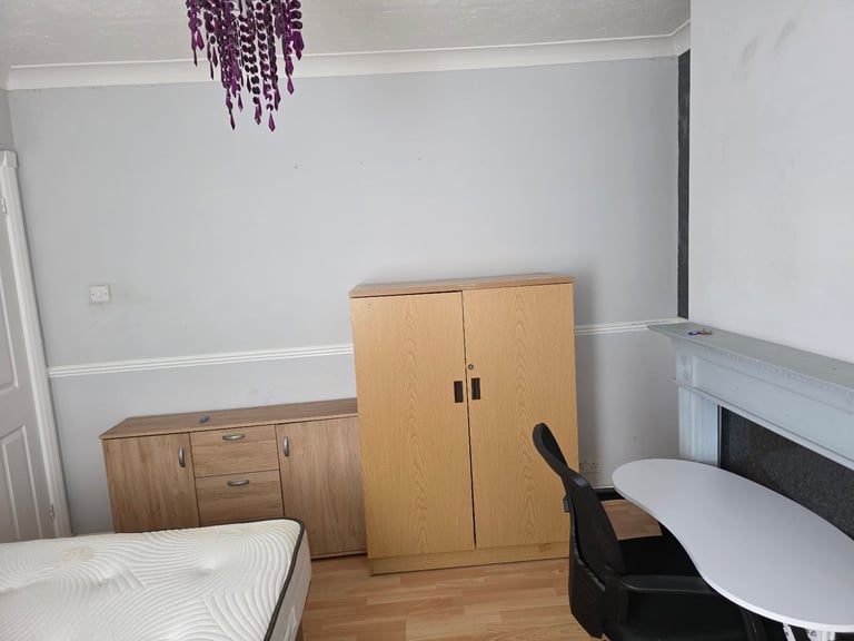 Spacious Double bed side Room for rent