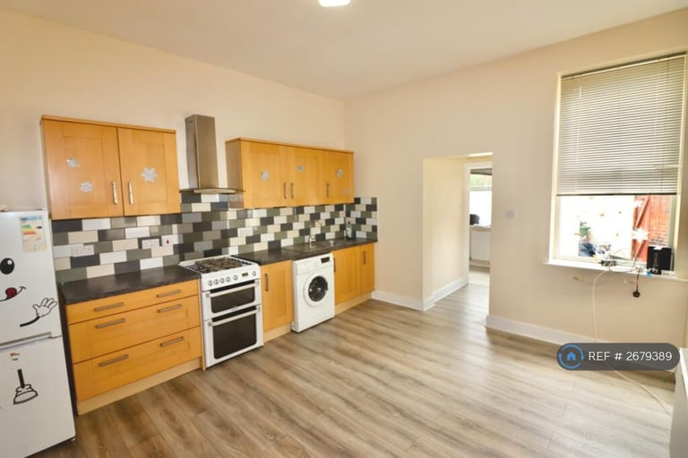 2 bedroom flat in New Ferry Road, Wirral, CH62 (2 bed) (#2679389)