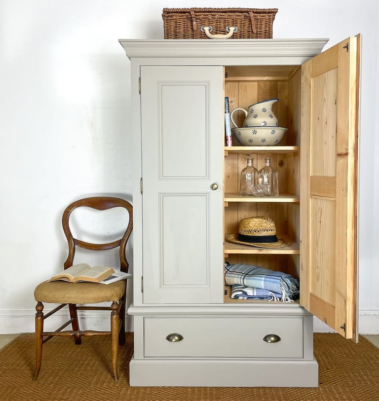 5.2ft Solid pine linen cupboard dresser cupboard wardrobe / Pantry larder