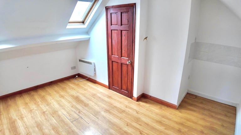 (Not a studio)En-suite loft room for single occupancy Postcode LU3 1DJ