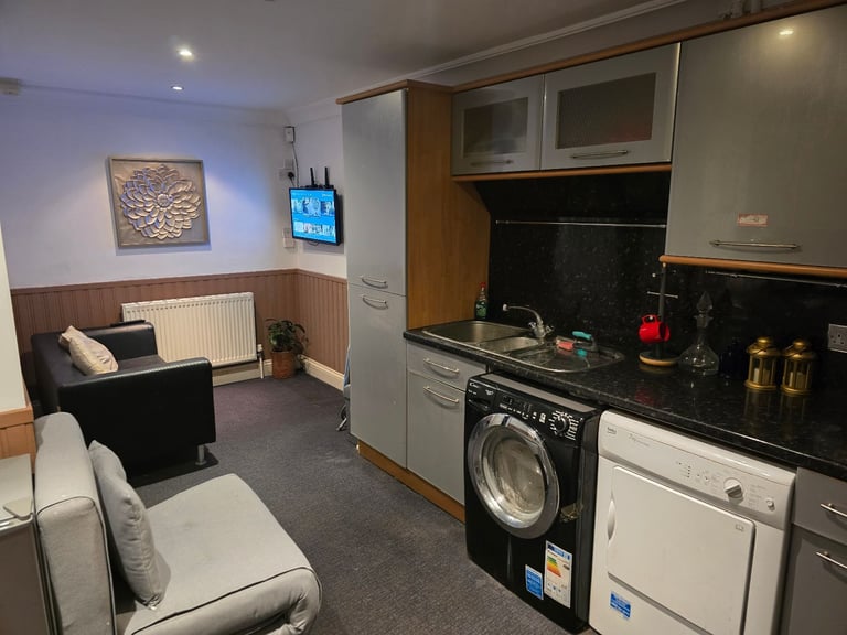 Lovely Room & Flat to rent Highworth Swindon