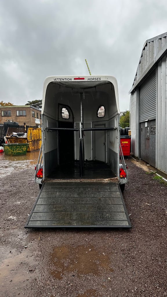 Cheval Liberté Gold Series Two Horses Trailer