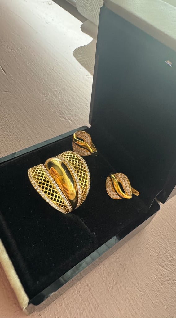 Brand new 21ct gold ring and earrings set 