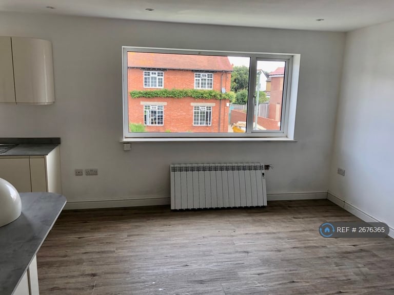 2 bedroom flat in Chaucer Road, Ashford, TW15 (2 bed) (#2676365)