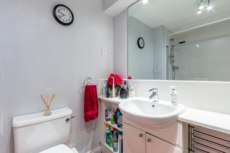 Bright and spacious, 2 bedroom, ground flat in Dicksonfield – available November