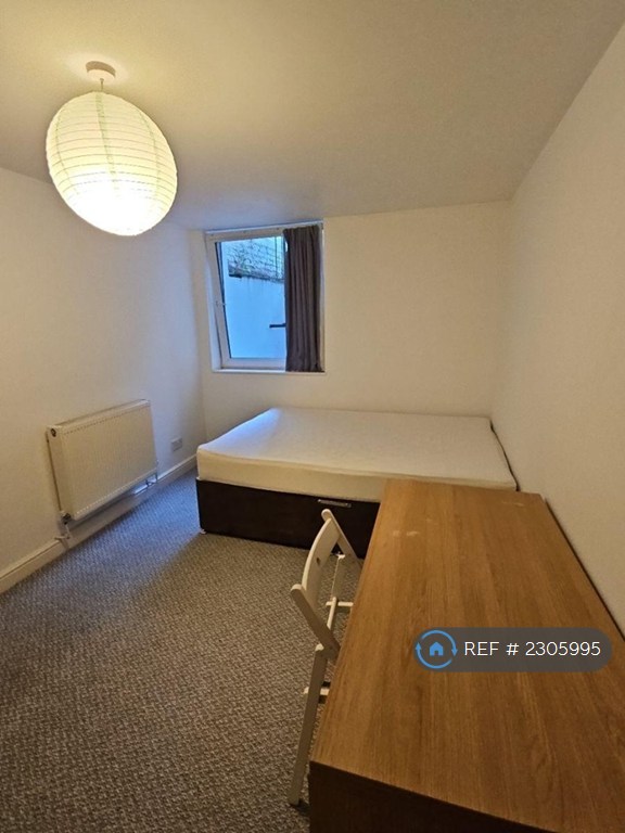 3 bedroom flat in St. Ronans Road, Southsea, PO4 (3 bed) (#2305995)