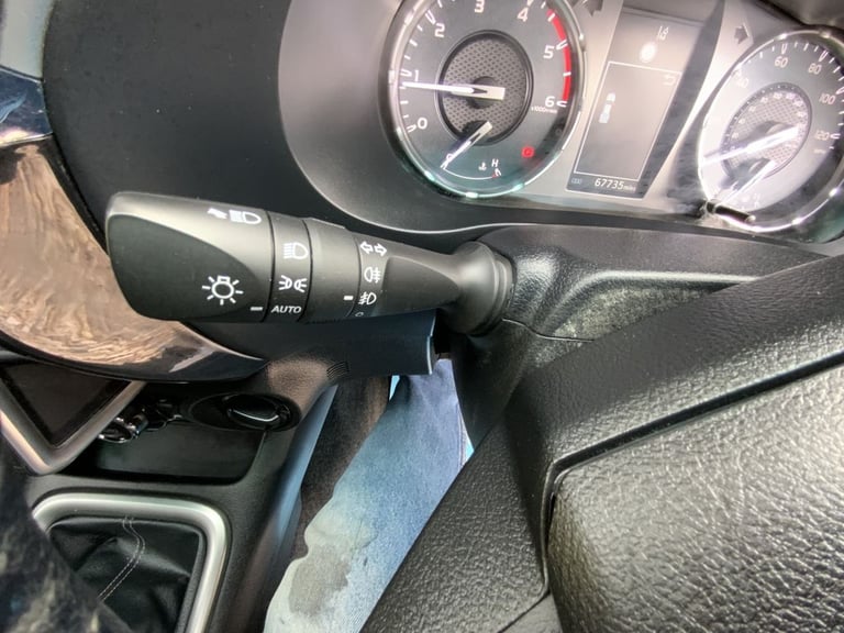 2021 Toyota Hilux 2.4 D-4D Invincible Pickup Double Cab 4dr Diesel Manual 4WD Euro 6 (s/s) (1 PIC...