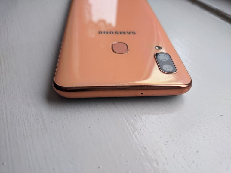 Samsung A40 A405FN/DS Coral Unlocked for PARTS ONLY !!!