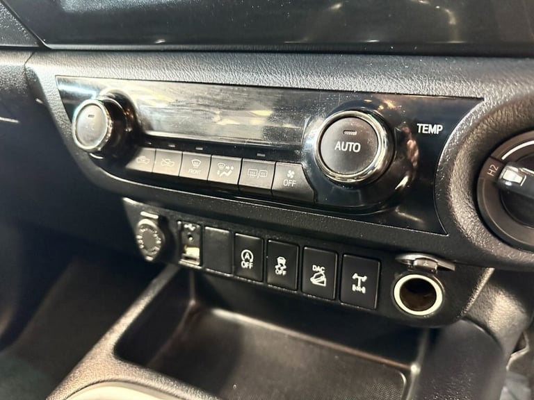 2020 Toyota Hilux 2.4 INVINCIBLE 4WD D-4D DCB 147 BHP DOUBLE CAB PICK-UP Diesel Manual