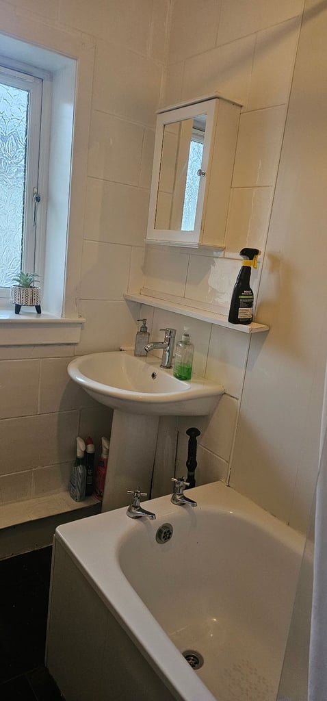  Spacious 3-Bedroom Flat for Rent – £1,450/month.