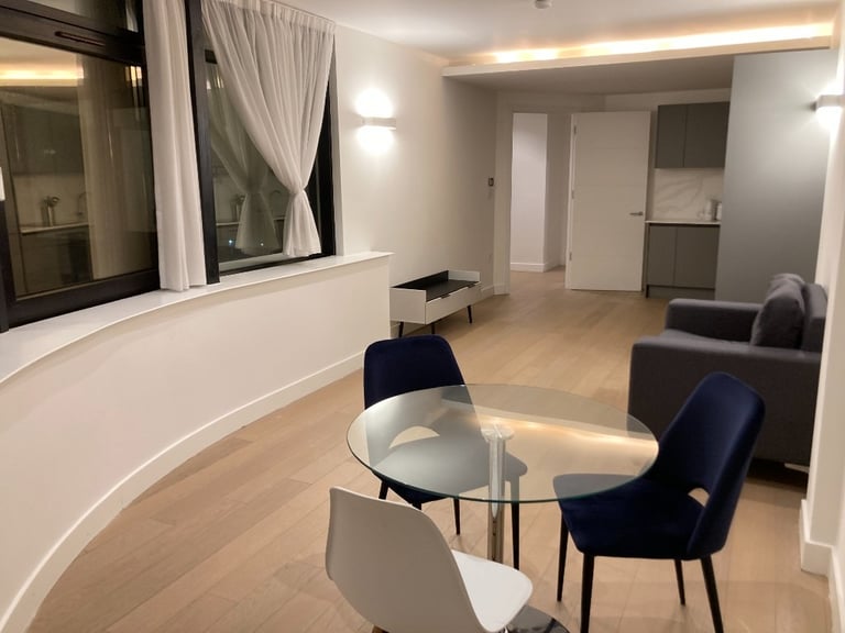 Modern Flat Lift Spacious 2 DBed 2 Bath Open Plan Gardens Car Park ...