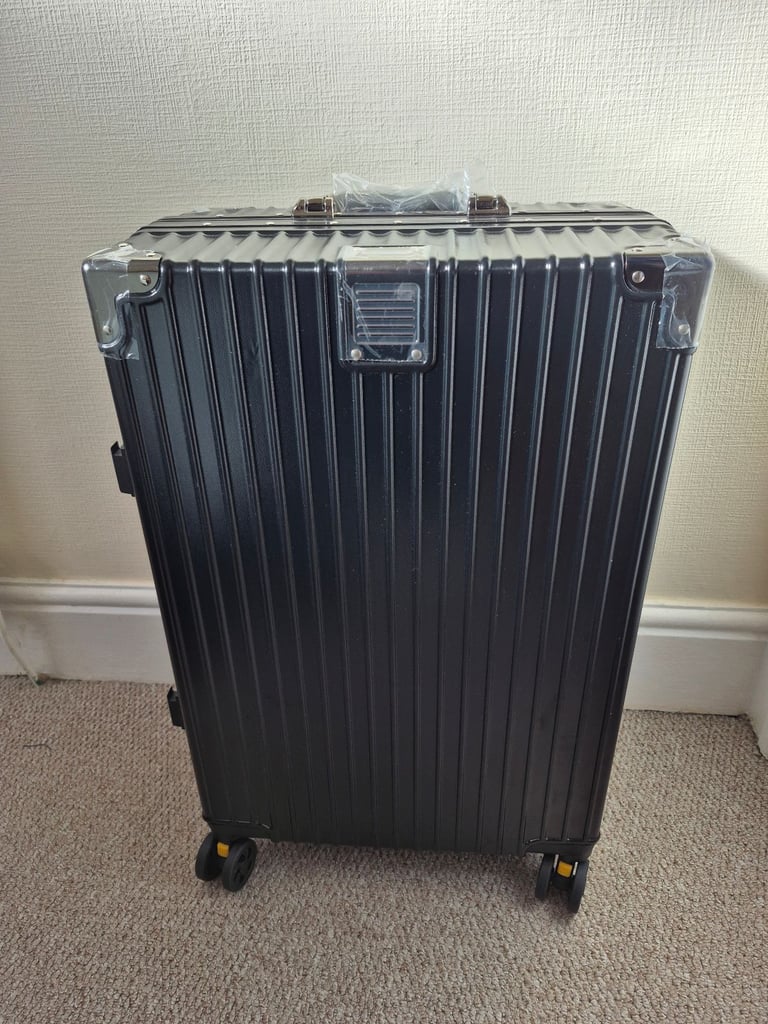 Hard shell suitcase 