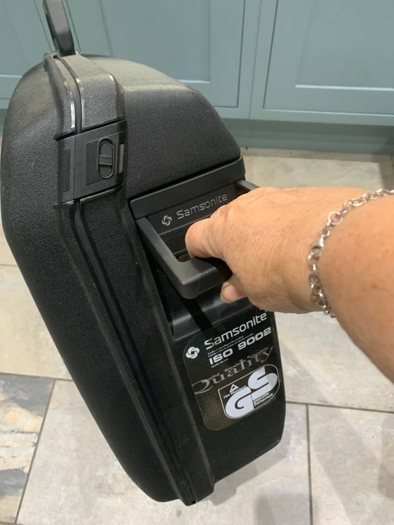 Samsonite very large hard shell suitcase, combination lock, pull handle and wheels