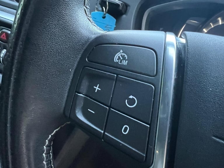 2018 Volvo V40 2.0 T2 R-Design Euro 6 (s/s) 5dr HATCHBACK Petrol Manual