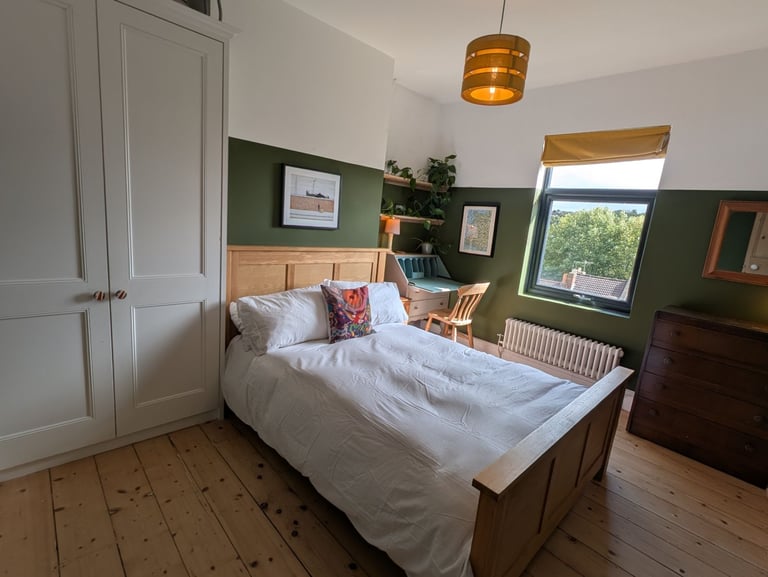 Large double room in family home with own bathroom & living room
