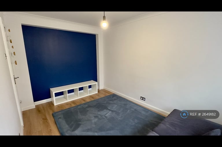 2 bedroom flat in Eastern Avenue, Ilford, IG2 (2 bed) (#2649182)