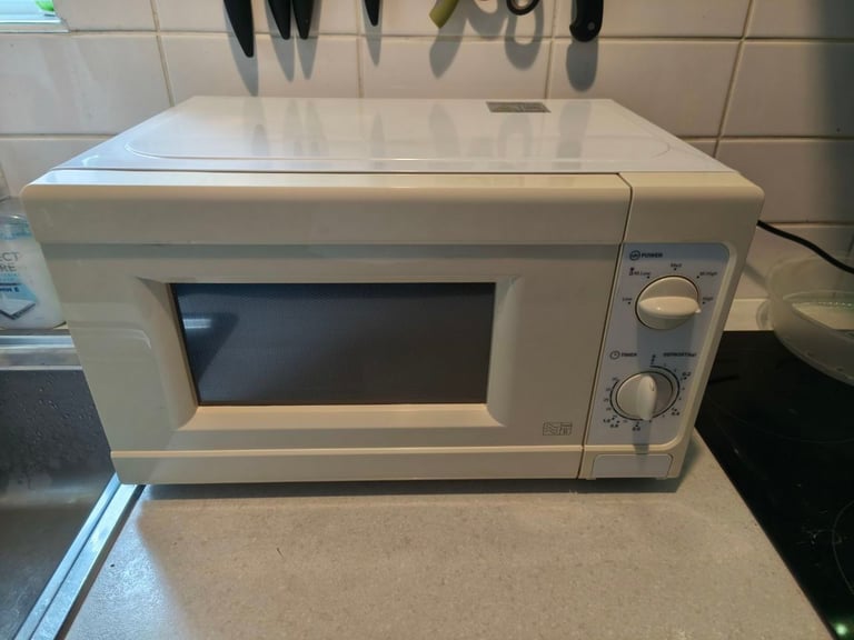 image for Microwave SAINSBURY 700 W