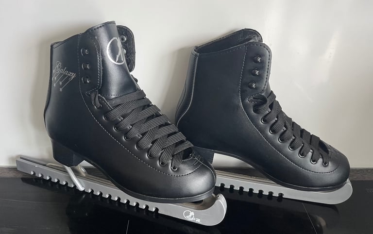 Black ice skates UK size 5, skate bag and blade guards