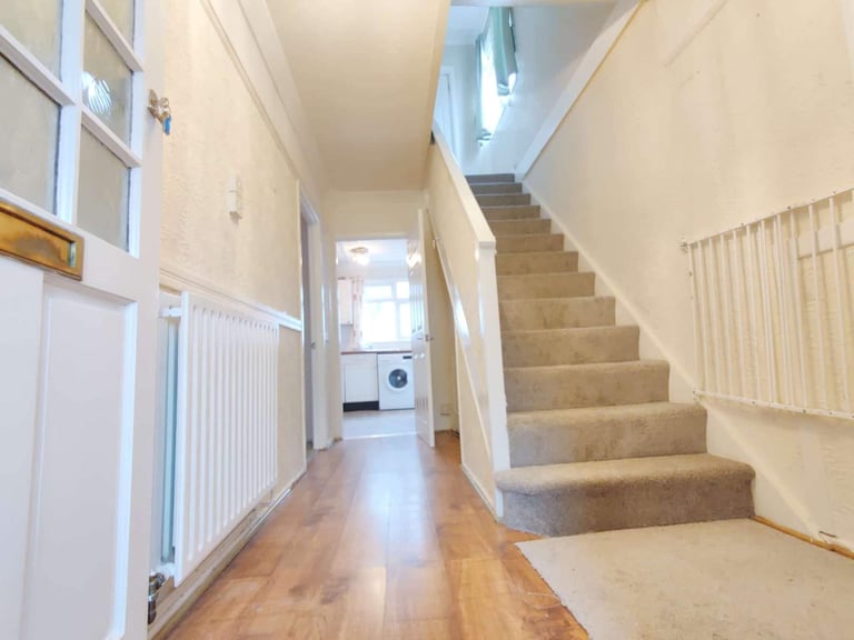 3 BED HOUSE TO LET IN MORDEN FEW MINS FROM TUBE £1890