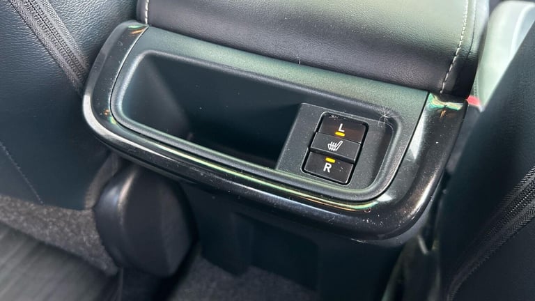 2024 Toyota Hilux 2.8 D-4D Invincible X Pickup Double Cab 4dr Diesel Auto 4WD Euro 6 (s/s) (2 PIC...