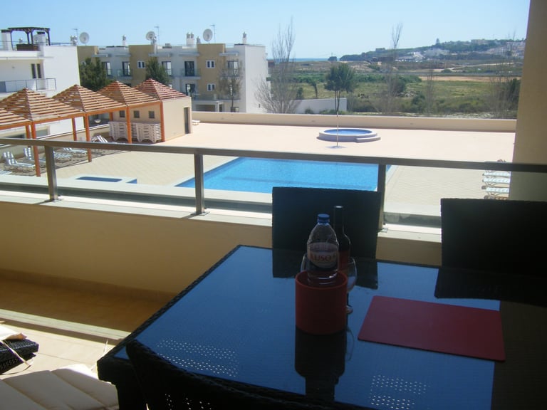 ALGARVE APARTMENT TO RENT WITH POOL CLOSE TO BEACH FOR HOLIDAYS IN PORTUGAL LONG-TERM WINTER LETS