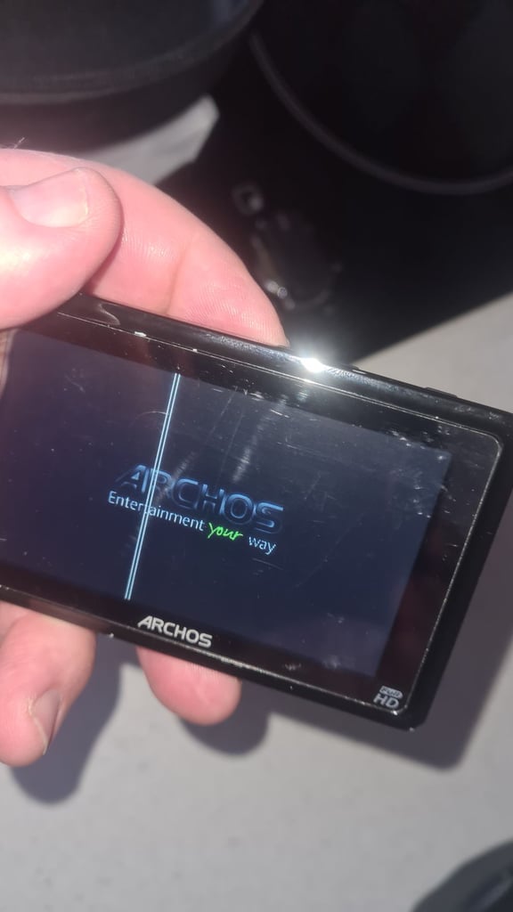 Archos Vision 3s retro 8gb mp3/ video player with usb charger/ data transfer cable