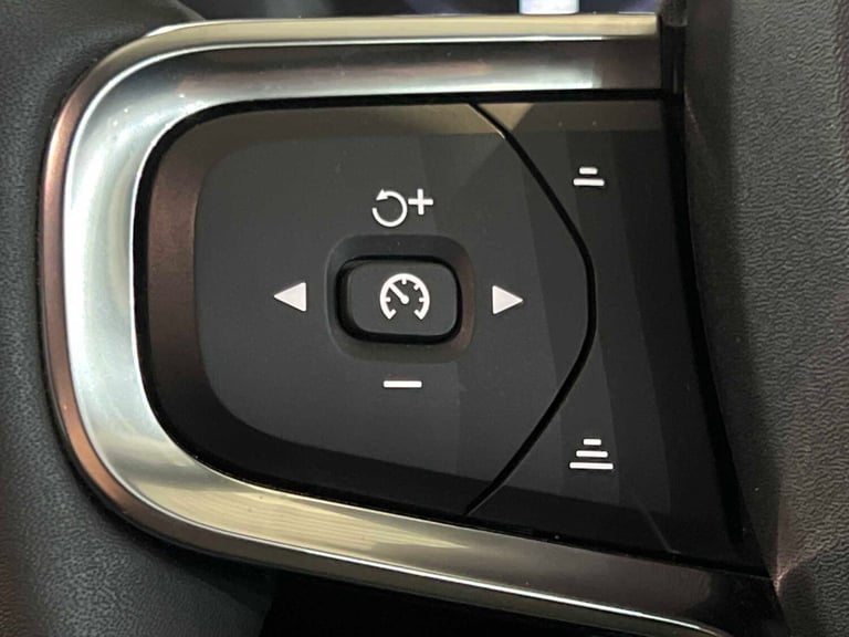  Volvo XC40 2.0 B4P R DESIGN Pro 5dr Auto [7 speed] Estate Petrol Automatic