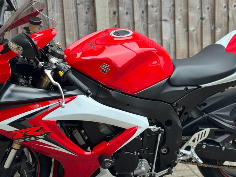 SUZUKI GSXR 600 K7 2007 (07) SUPER SPORT + 14,000 MILES + AKRAPOVIC 