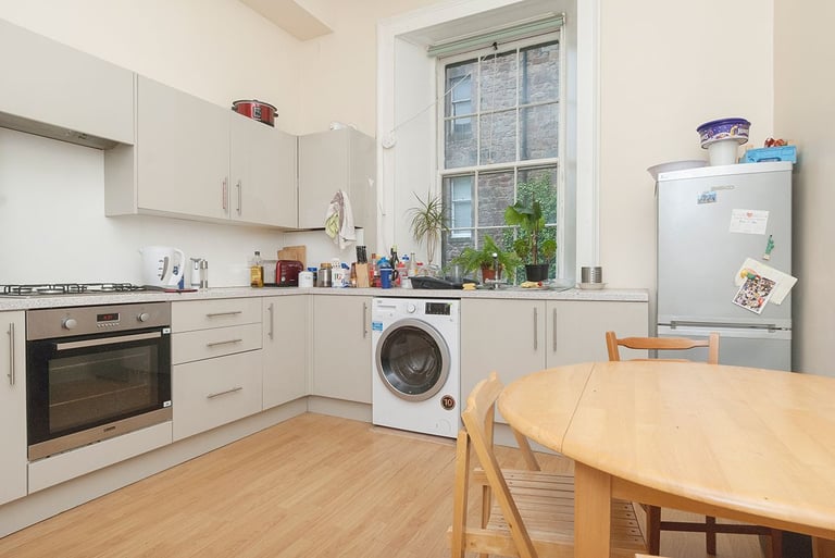 Fantastic, 3 bedroom, 4 person HMO flat located near the West End – available December
