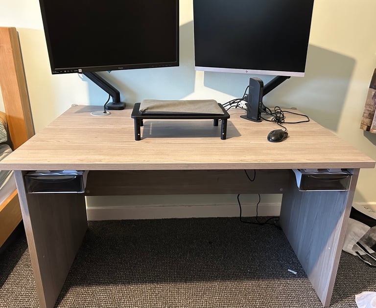 Sturdy desk