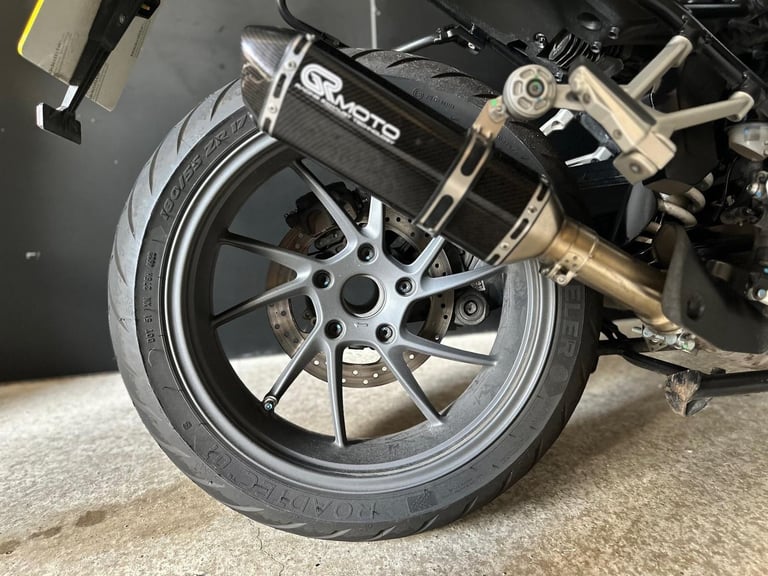Stunning 2023/23 BMW R1250 RS SE in White with GR MOTO Exhaust and Panniers