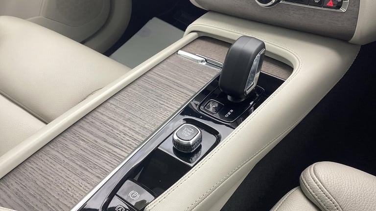2022 Volvo XC90 Plus Dark B5 (235 hp) ESTATE Diesel/Electric Hybrid Automatic