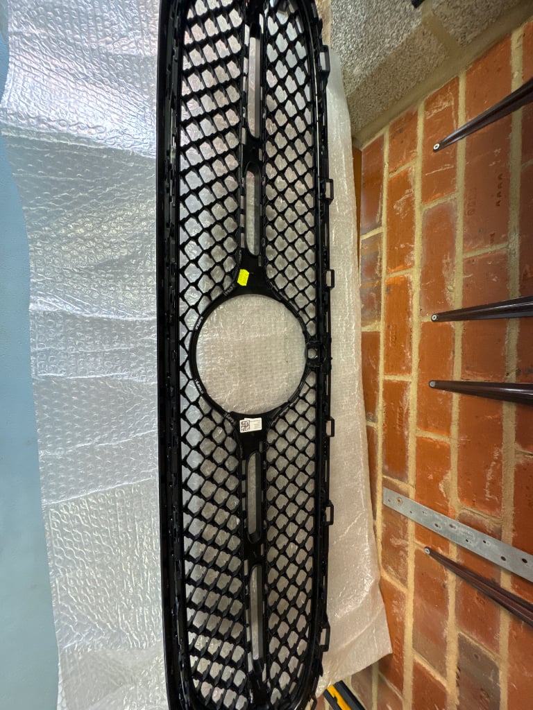 MERCEDES-BENZ FRONT BUMPER UPPER RADIATOR GRILL