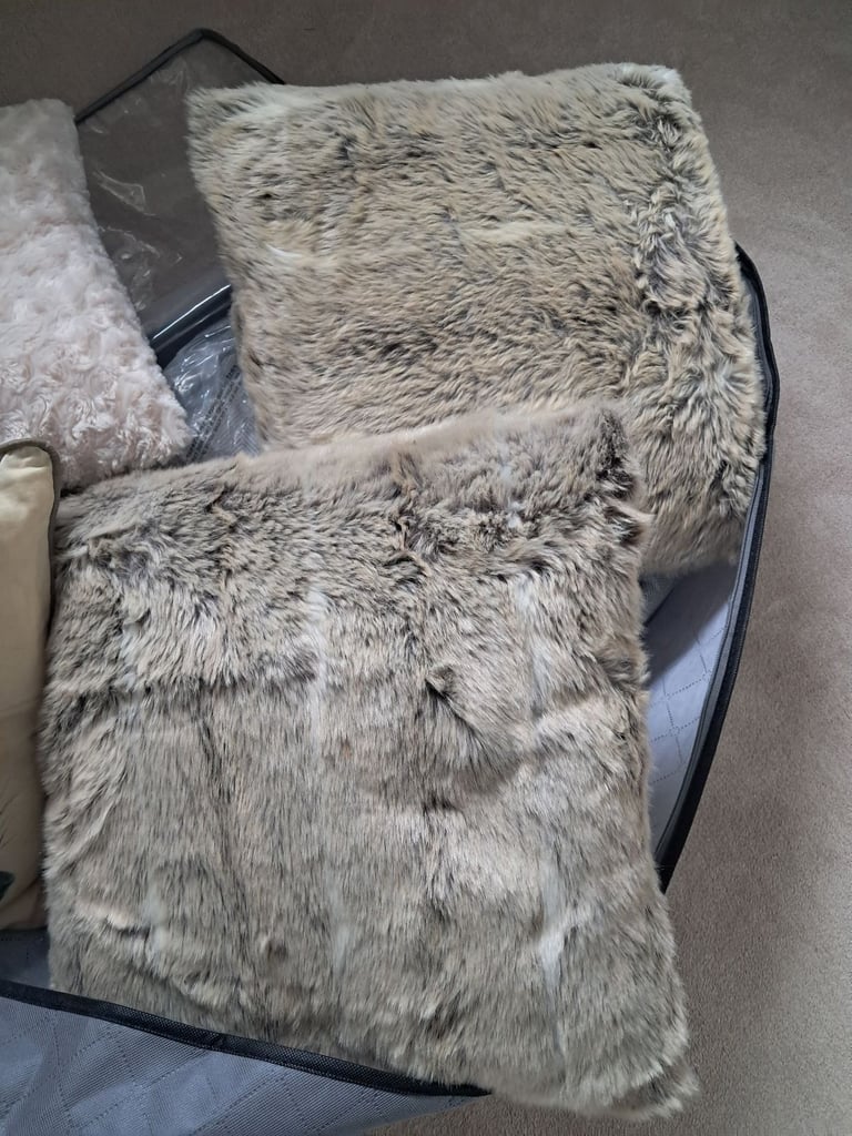 Free cushions - faux fur, neutral colours