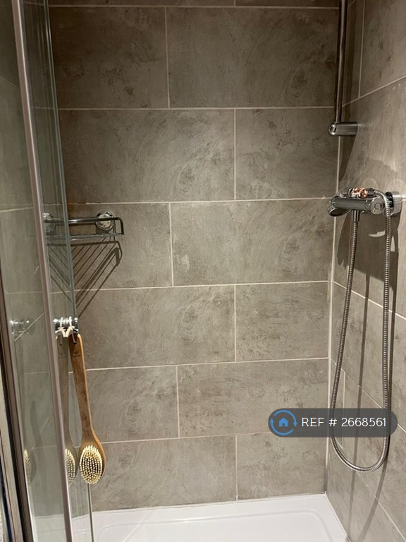 Studio flat in Brookhill Road, London, SE18 (#2668561)