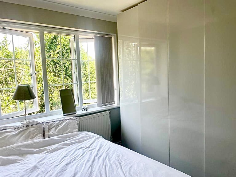 Rent Double Room - 2min walk to Oakwood Station