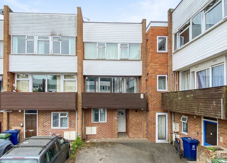 image for 5 bedrooms in Horwood Close, Oxford, OX3 Book Online - The Rent Guru {208}