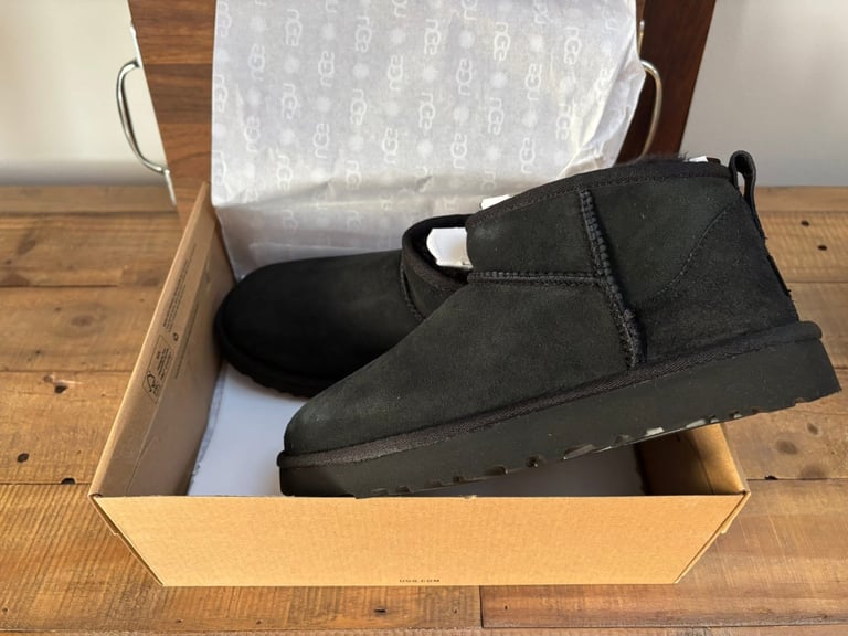 Uggs - Classic Ultra Mini in Black