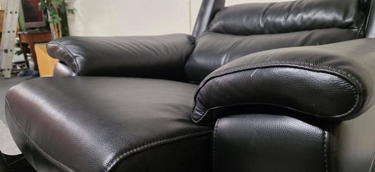 As New DFS®️ Medwick Black Genuine Leather Electric Power Recliner Armchair USB Charging RRP £1099