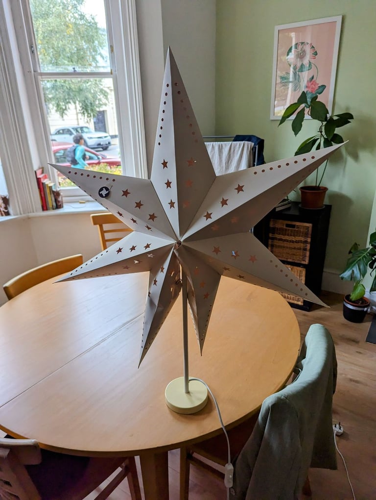 STAR SHAPED LAMP + 2 LIGHT BULBS