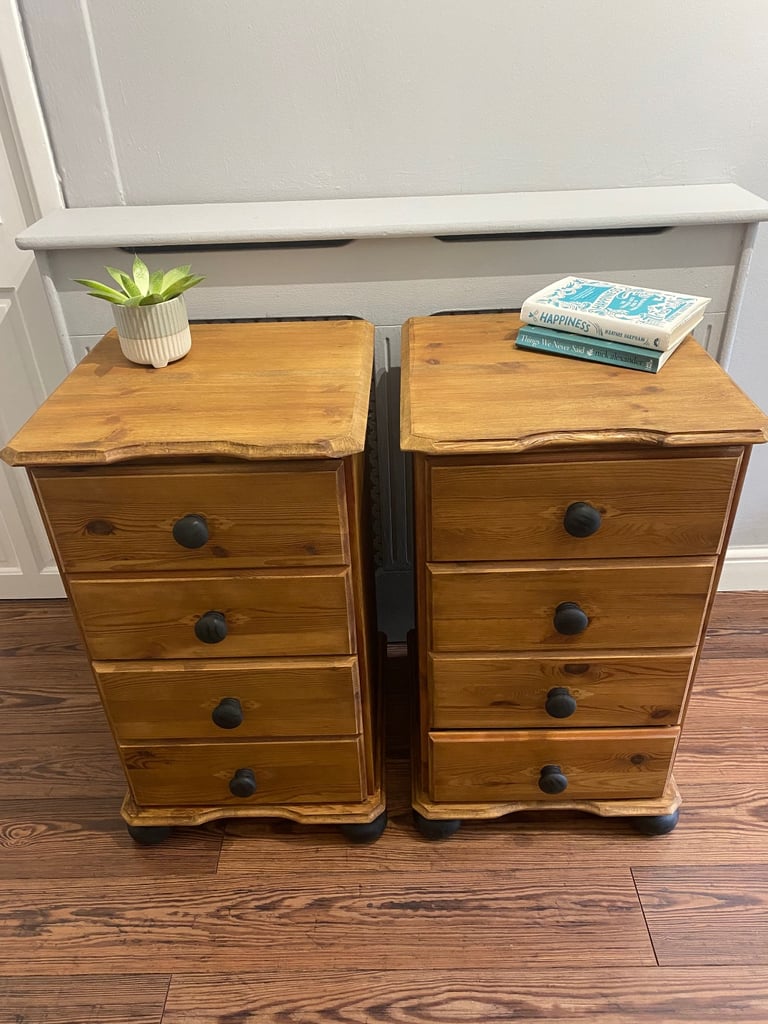 2 pine bedside tables 