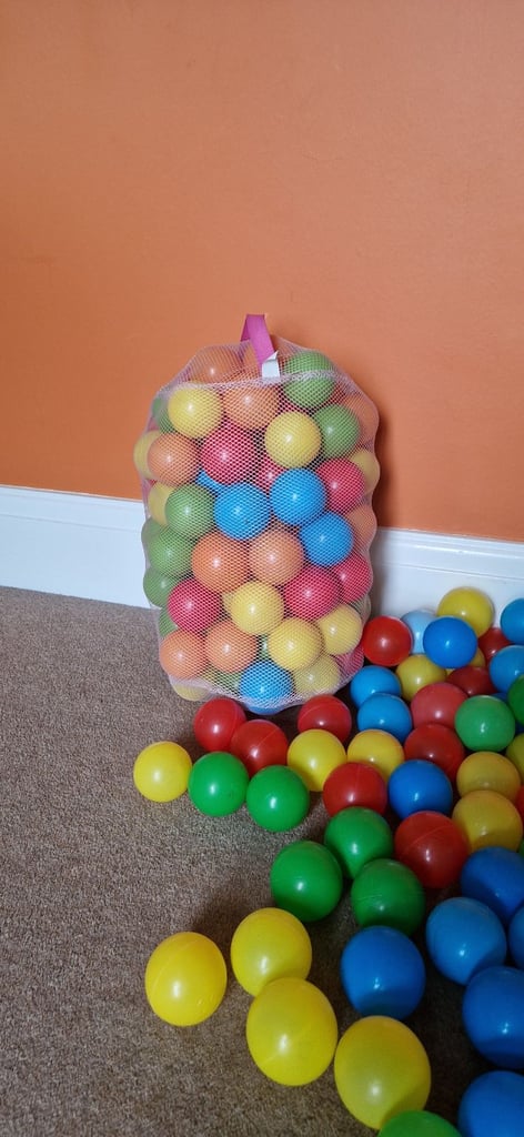 BALL POOL PLASTIC BALLS. EXCELLENT CONDITION.