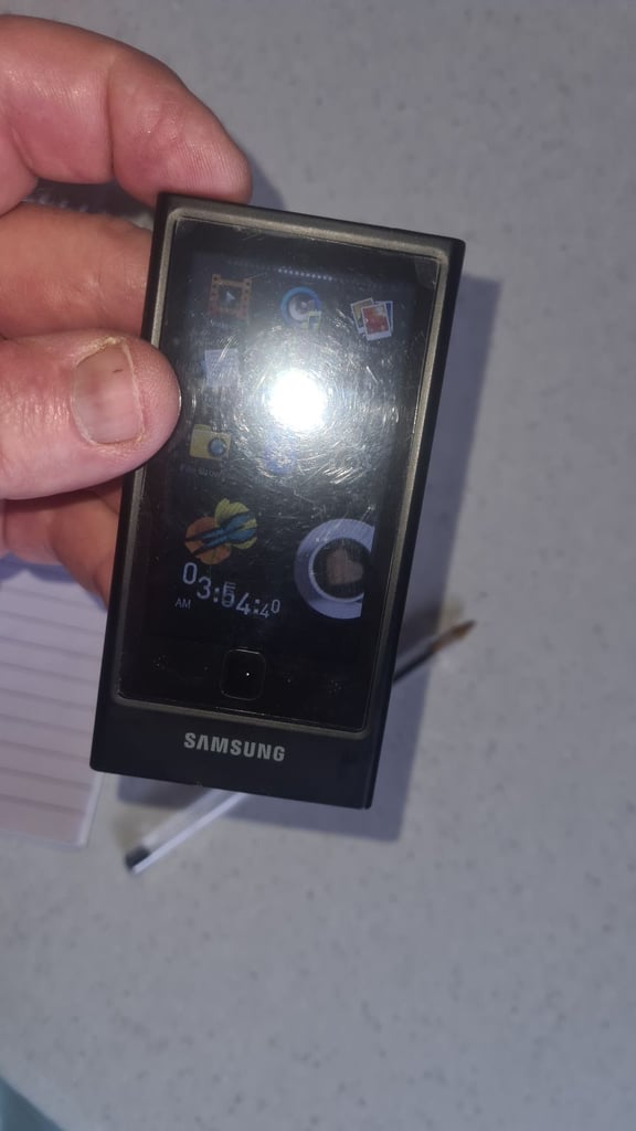 Samsung yp-p3 16gb Bluetooth mp3 player with proprietary wall/ usb charger/ data transfer cable 