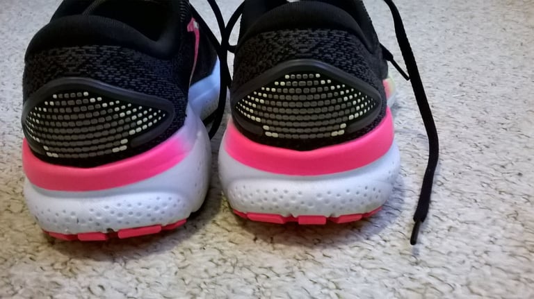 BROOKS GHOST TRAINERS WIDE FIT  RRP £139 FREE POST 