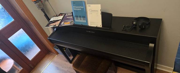 Yamaha CLP 735 Clavinova digital piano