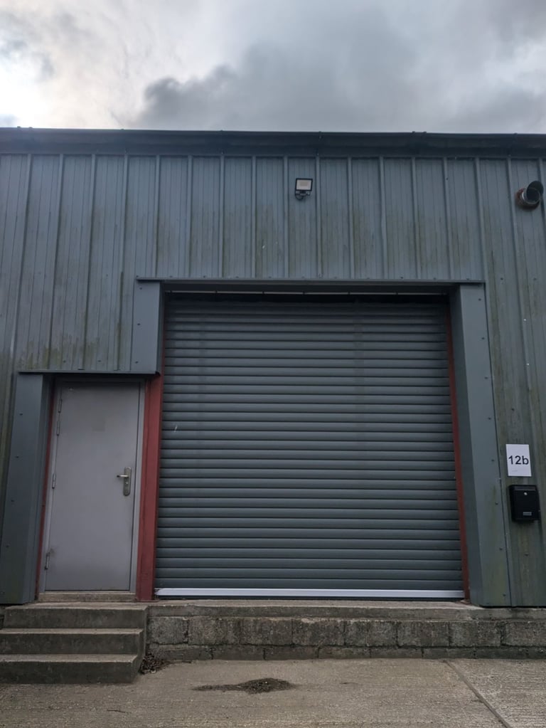 Warehouse and office space to rent in secure yard