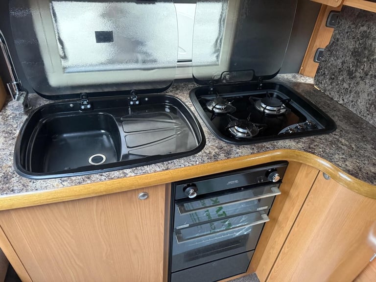 2011 Buccaneer Schooner Fixed bed end large washroom