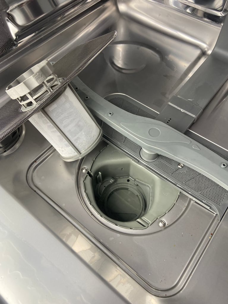 LOGIK Full-Size Dishwasher 12 place settings. Like a new. I'm happy to deliver in Bristol for free.