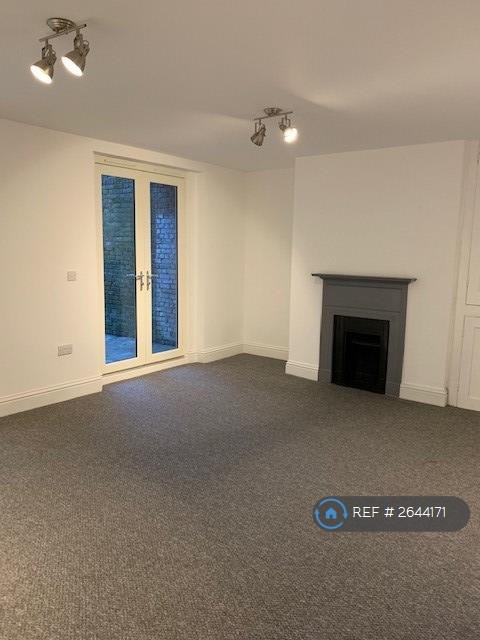 1 bedroom flat in Adrian Square, Westgate-On-Sea, CT8 (1 bed) (#2644171)