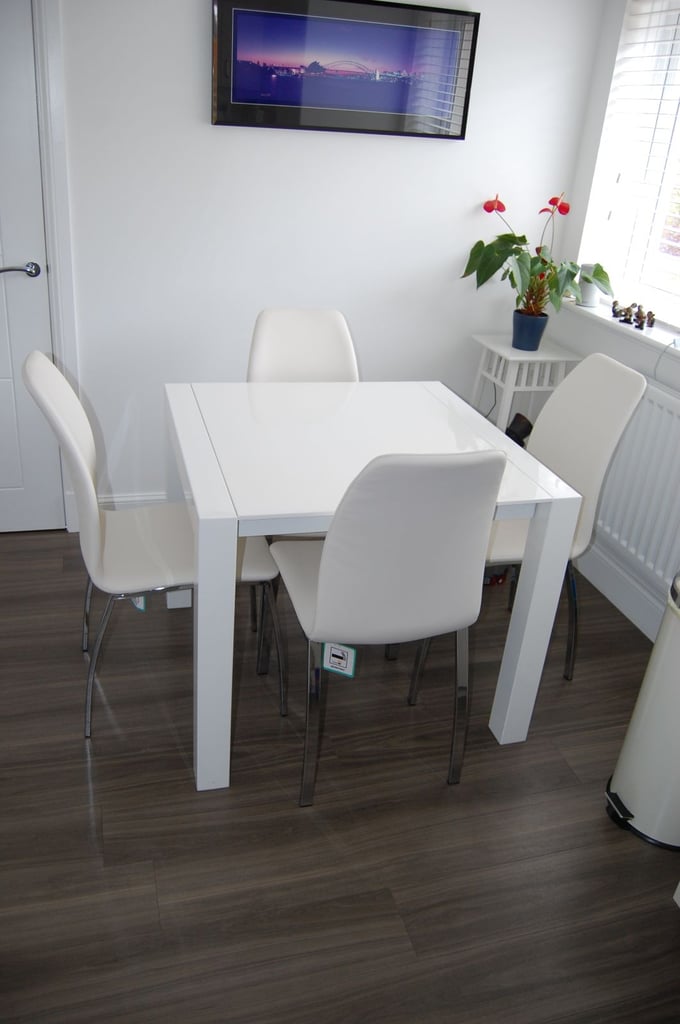 Extending Dining Table & 4 Chairs in High Gloss White